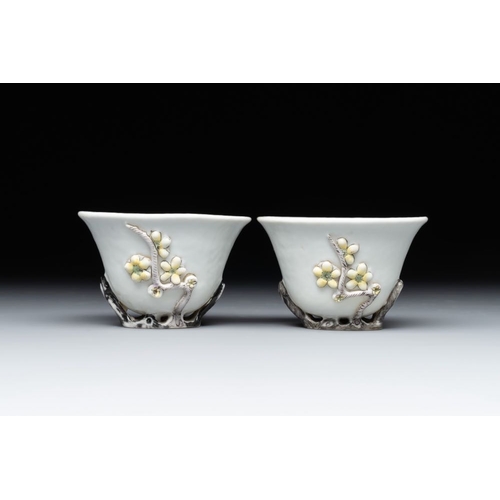 168 - A pair of Chinese Dehua blanc de Chine relief-decorated famille rose 'prunus' cups, 19th C.L.: 8,2 c... 