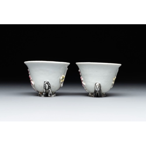 168 - A pair of Chinese Dehua blanc de Chine relief-decorated famille rose 'prunus' cups, 19th C.L.: 8,2 c... 