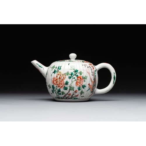 17 - A Chinese famille verte 'phoenixes and peonies' teapot, KangxiL.: 20,5 cm - H.: 11,5 cm (incl. cover... 