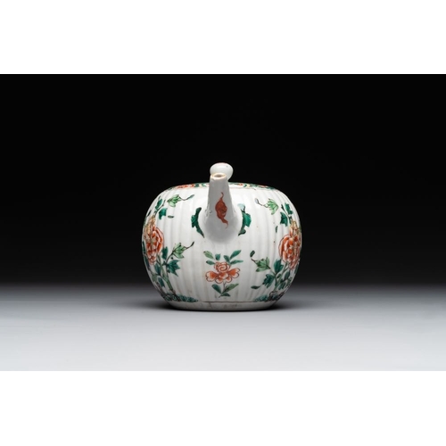 17 - A Chinese famille verte 'phoenixes and peonies' teapot, KangxiL.: 20,5 cm - H.: 11,5 cm (incl. cover... 