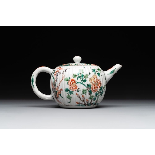 17 - A Chinese famille verte 'phoenixes and peonies' teapot, KangxiL.: 20,5 cm - H.: 11,5 cm (incl. cover... 