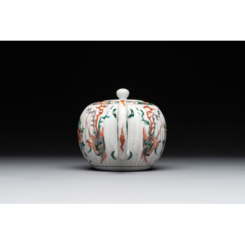 17 - A Chinese famille verte 'phoenixes and peonies' teapot, KangxiL.: 20,5 cm - H.: 11,5 cm (incl. cover... 