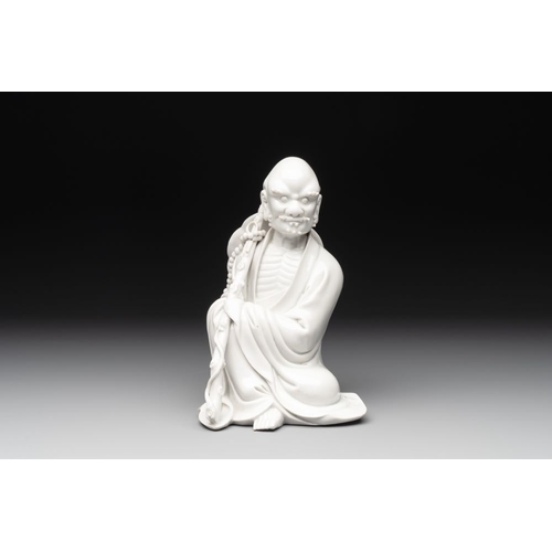 171 - A Chinese Dehua blanc de Chine Luohan on wooden stand, 19/20th C.H.: 21,5 cm (incl. stand)H.: 19 cm ... 