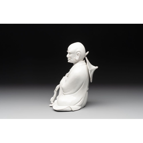 171 - A Chinese Dehua blanc de Chine Luohan on wooden stand, 19/20th C.H.: 21,5 cm (incl. stand)H.: 19 cm ... 