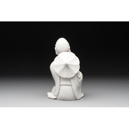 171 - A Chinese Dehua blanc de Chine Luohan on wooden stand, 19/20th C.H.: 21,5 cm (incl. stand)H.: 19 cm ... 