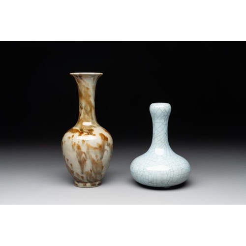 175 - A Chinese flambe-glazed vase and a ge-type garlic-mouth vase, 19th C.H.: 20,5 cm (the tallest)H.: 15... 