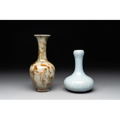 175 - A Chinese flambe-glazed vase and a ge-type garlic-mouth vase, 19th C.H.: 20,5 cm (the tallest)H.: 15... 