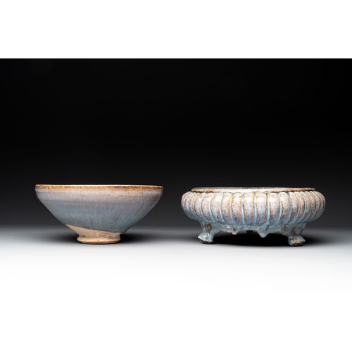 177 - A Chinese Jun-glazed bowl and a narcissus basin, Ming/QingDia.: 22,5 cm - H.: 8,6 cm (the narcissus ... 