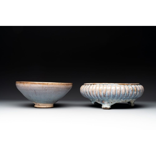 177 - A Chinese Jun-glazed bowl and a narcissus basin, Ming/QingDia.: 22,5 cm - H.: 8,6 cm (the narcissus ... 