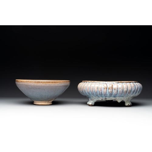 177 - A Chinese Jun-glazed bowl and a narcissus basin, Ming/QingDia.: 22,5 cm - H.: 8,6 cm (the narcissus ... 