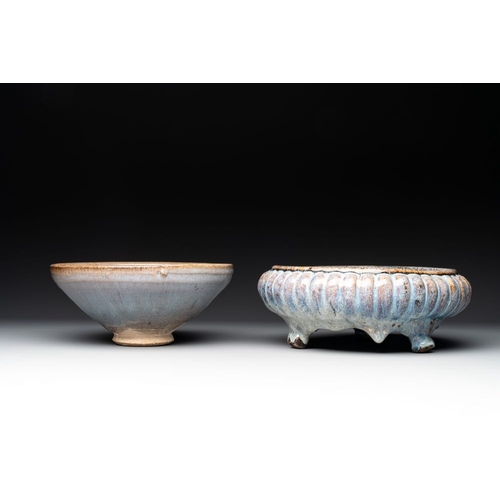 177 - A Chinese Jun-glazed bowl and a narcissus basin, Ming/QingDia.: 22,5 cm - H.: 8,6 cm (the narcissus ... 