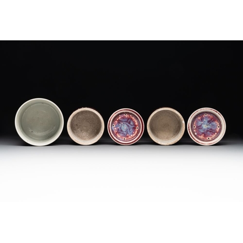 181 - A collection of six Chinese copper-red-glazed and flambe-glazed wares, 19/20th C.H.: 14,8 cm (the va... 