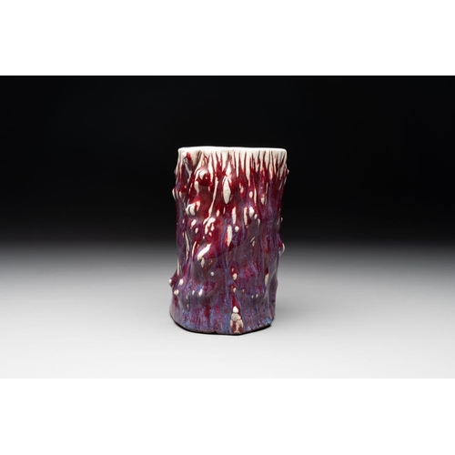 184 - A Chinese flambe-glazed trunk-shaped  brush pot, 19th C.H.: 16,7 cm