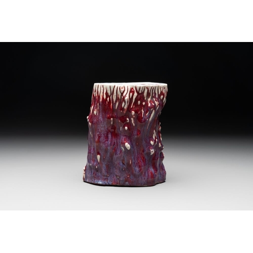 184 - A Chinese flambe-glazed trunk-shaped  brush pot, 19th C.H.: 16,7 cm