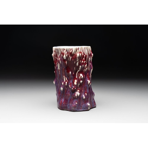 184 - A Chinese flambe-glazed trunk-shaped  brush pot, 19th C.H.: 16,7 cm