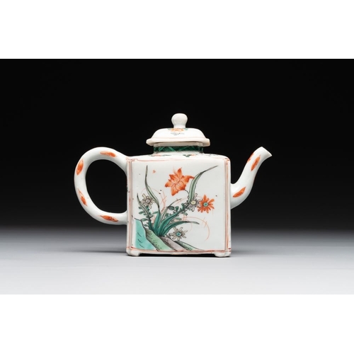 19 - A Chinese famille verte rectangular 'lotus' teapot, KangxiL.: 15,5 cm - H.: 11 cm (incl. cover)... 