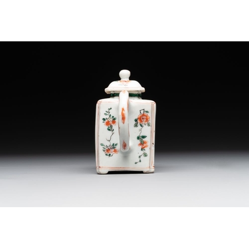 19 - A Chinese famille verte rectangular 'lotus' teapot, KangxiL.: 15,5 cm - H.: 11 cm (incl. cover)... 