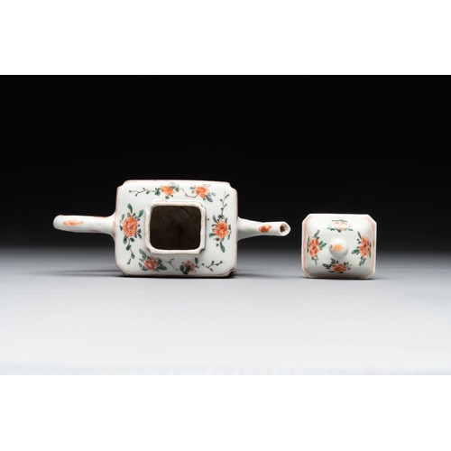 19 - A Chinese famille verte rectangular 'lotus' teapot, KangxiL.: 15,5 cm - H.: 11 cm (incl. cover)... 