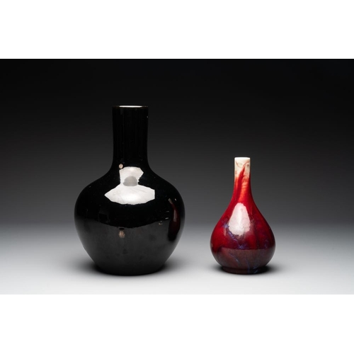 190 - A Chinese black-glazed 'tianqiu ping' vase and a flambe-glazed bottle vase, 19/20th C.H.: 32,4 cm (t... 