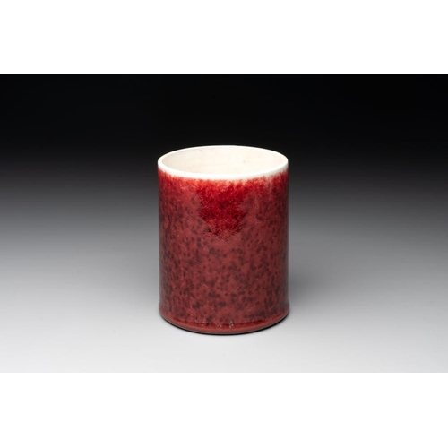 192 - A Chinese copper-red-glazed brush pot, 'bitong', 18th C.Dia.: 10 cm - H.: 12,5 cm... 