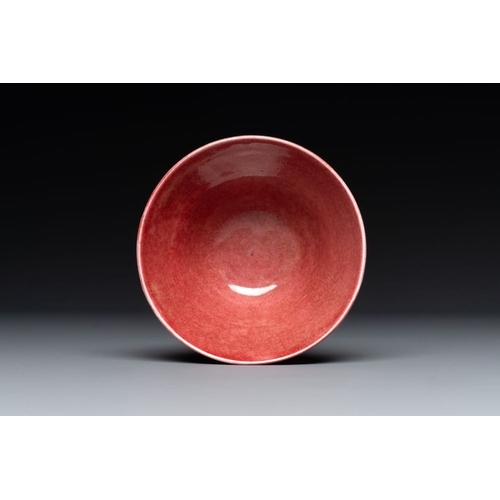 200 - A Chinese peachbloom-glazed conical bowl, 19th C.Dia.: 11 cm - H.: 7 cm
