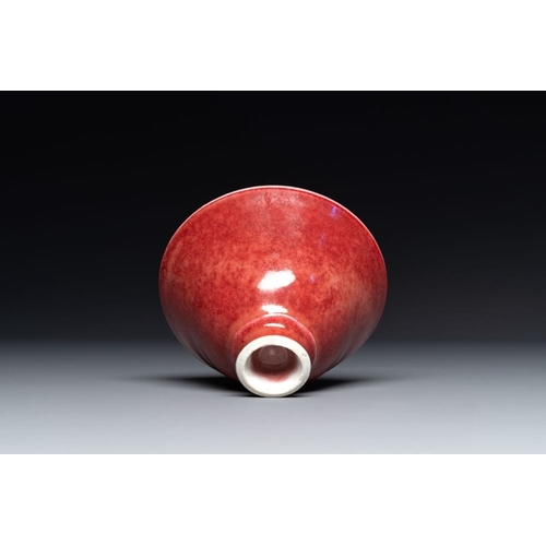 200 - A Chinese peachbloom-glazed conical bowl, 19th C.Dia.: 11 cm - H.: 7 cm
