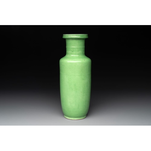 203 - A Chinese lime-green-glazed rouleau vase, 19th C.H.: 30 cm