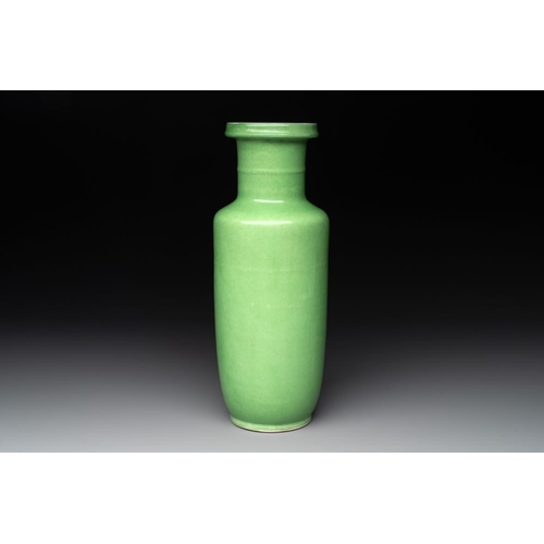 203 - A Chinese lime-green-glazed rouleau vase, 19th C.H.: 30 cm