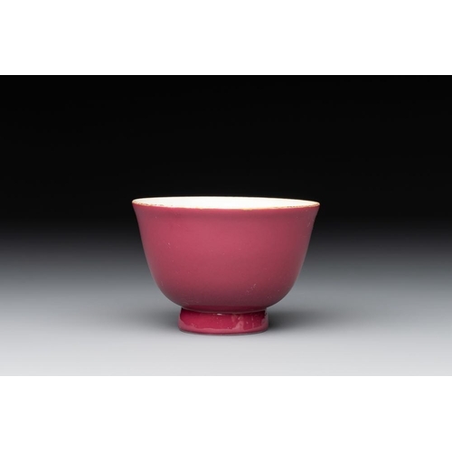 207 - A fine Chinese ruby-ground famille rose 'magnolia' cup, Qianlong mark and of the periodDia.:7,5 cm -... 