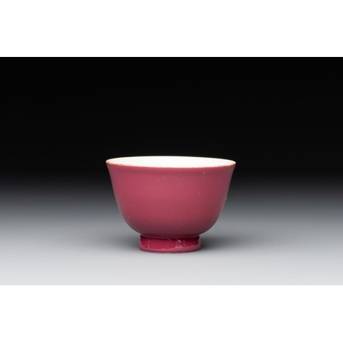 207 - A fine Chinese ruby-ground famille rose 'magnolia' cup, Qianlong mark and of the periodDia.:7,5 cm -... 