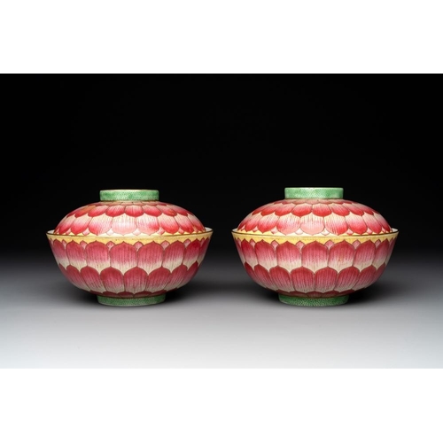 213 - A pair of famille rose 'lotus' bowls and covers, Daoguang mark and of the periodDia.: 16,5 cm - H.: ... 