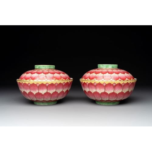 213 - A pair of famille rose 'lotus' bowls and covers, Daoguang mark and of the periodDia.: 16,5 cm - H.: ... 