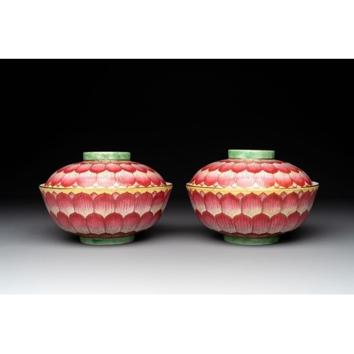 213 - A pair of famille rose 'lotus' bowls and covers, Daoguang mark and of the periodDia.: 16,5 cm - H.: ... 