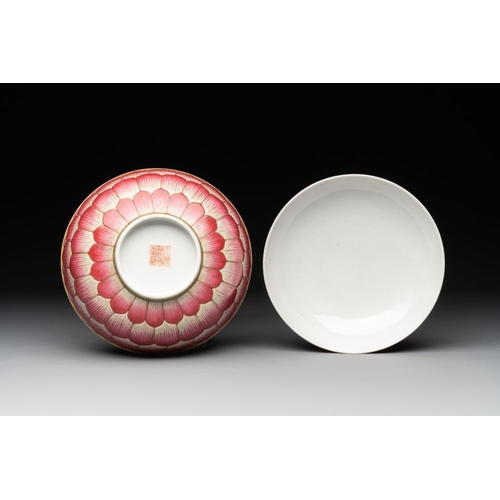 213 - A pair of famille rose 'lotus' bowls and covers, Daoguang mark and of the periodDia.: 16,5 cm - H.: ... 