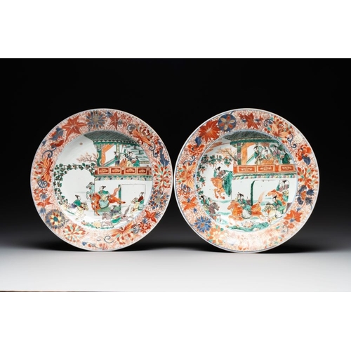 22 - A pair of Chinese verte-Imari 'The Yang family female generals ' dishes, KangxiDia.: 34,5 cm (the la... 