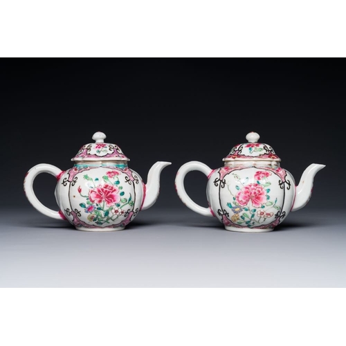 220 - A pair of Chinese famille rose teapots with floral design, QianlongL.: 16,5 cm - H.: 11 cm (each tea... 