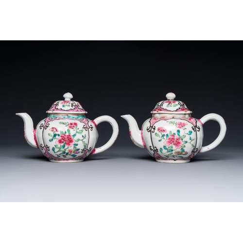 220 - A pair of Chinese famille rose teapots with floral design, QianlongL.: 16,5 cm - H.: 11 cm (each tea... 