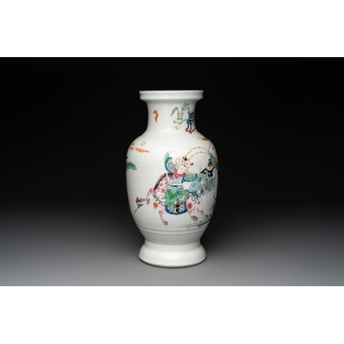 236 - A Chinese famille rose 'warriors on horseback' vase, 18/19th C.H.: 38 cm
... 