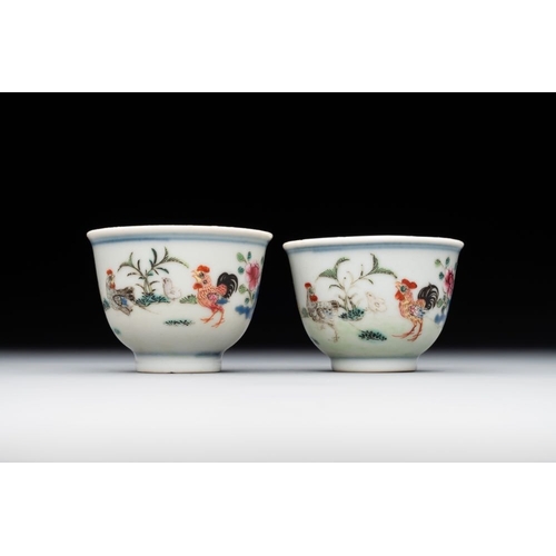 239 - A pair of Chinese famille rose 'chicken' cups, Qianlong mark and of the periodDia.: 5,5 cm - H.: 4 c... 