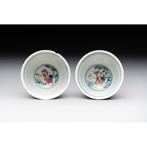 239 - A pair of Chinese famille rose 'chicken' cups, Qianlong mark and of the periodDia.: 5,5 cm - H.: 4 c... 