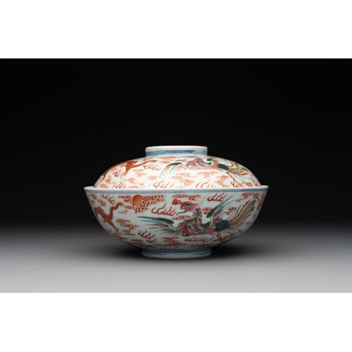 246 - A Chinese famille rose 'dragon and phoenix' bowl and cover, Jiaqing mark and of the periodDia.: 22,5... 