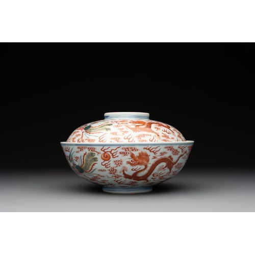 246 - A Chinese famille rose 'dragon and phoenix' bowl and cover, Jiaqing mark and of the periodDia.: 22,5... 