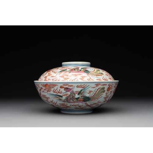 246 - A Chinese famille rose 'dragon and phoenix' bowl and cover, Jiaqing mark and of the periodDia.: 22,5... 