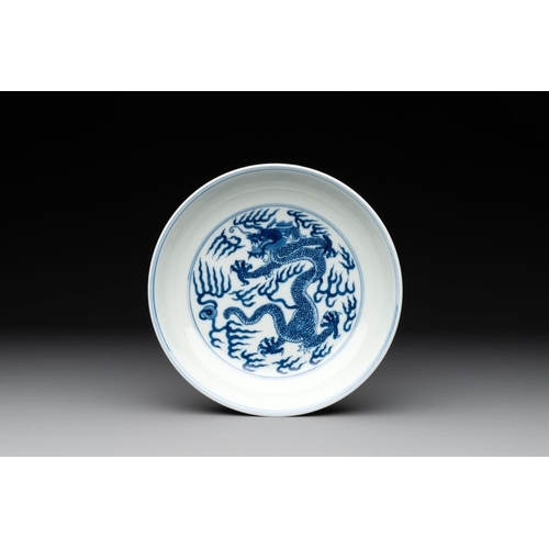 248 - An imperial Chinese blue and white 'dragon' plate, Qianlong mark and of the periodDia.: 17,5 cm... 