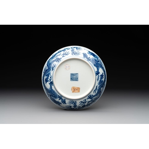 248 - An imperial Chinese blue and white 'dragon' plate, Qianlong mark and of the periodDia.: 17,5 cm... 