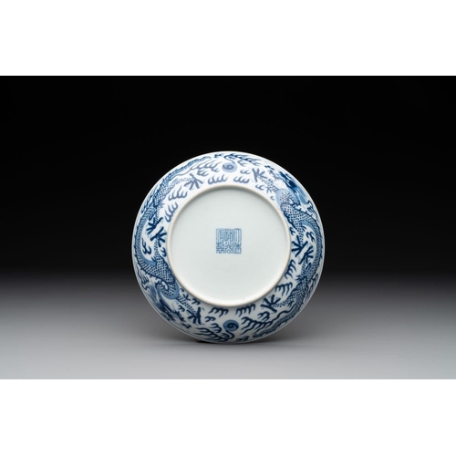 251 - An imperial Chinese blue and white 'dragon' plate, Daoguang mark and of the periodDia.: 16,5 cm... 