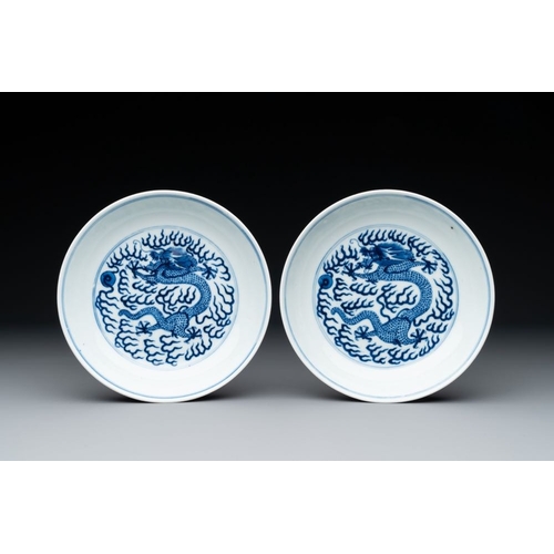 252 - A pair of imperial Chinese blue and white 'dragon' plates, Guangxu mark and of the periodDia.: 17 cm... 