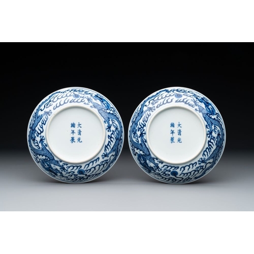 252 - A pair of imperial Chinese blue and white 'dragon' plates, Guangxu mark and of the periodDia.: 17 cm... 