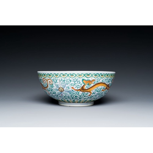 269 - A Chinese doucai 'dragons' bowl, Jiaqing mark, 19th C.Dia.: 20,5 - H.: 8,5 cm
Provenance:- The colle... 