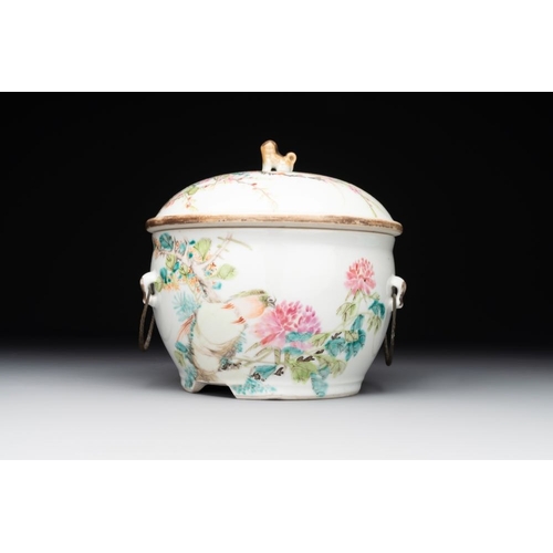 272 - A varied collection of seven Chinese famille rose, verte and monochrome wares, 19th C.H.: 21,5 cm (t... 